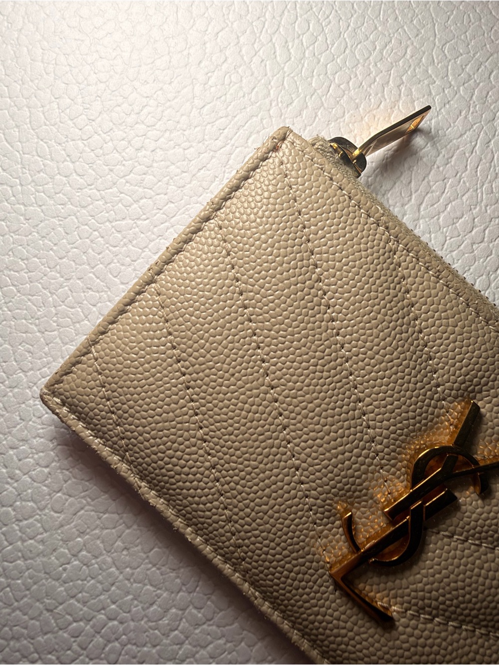 Saint Laurent Beige Quilted Leather Card Case with Gold YSL Logo - Picture 4 of 8